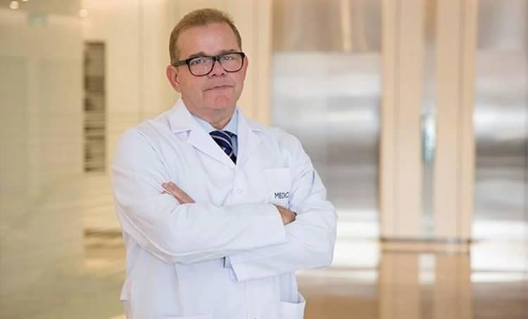 <p>Tıp dünyasında önemli bir gelişme olabilecek bu araştırma hakkında bilgi veren Nöroloji Uzmanı Dr. Oğuzhan Onultan, “Beynimizdeki hafıza merkezi, ‘hipokampüs’ dediğimiz bir bölge. Bu araştırmada deney hayvanlarına hipokampüsteki sinir iletişimini sağlayan bölgede kullanılan ‘kofilin’ maddesini, ‘supernova’ denilen ve ışık verince parlayan bir maddeyle birleştirip, adenovirüs taşıyıcılığı kullanarak hayvanların beynine enjekte ettiler. Daha sonra hayvanların gözlerine ışık tuttular. ‘Supernova’ denilen madde, etrafa oksijen yayıyor ve diğer kimyasalları bozuyor..."</p>

<p> </p>

<p> </p>

<p>"...Adenovirüsü taşıyıcı olarak kullanmalarının nedeni masum bir virüs olması. Bu teknolojiyle şuna bakılmış; her halükarda deney hayvanlarının öğrendikleri, bu işlemden sonra ertesi gün tamamen siliniyor. Farelere görevler veriyorlar fakat bunlar siliniyor” diye konuştu.</p>

<p> </p>

<p> </p>
