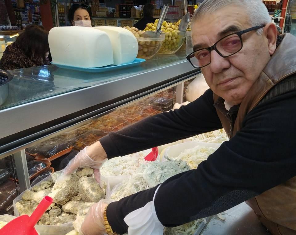<p>Kanunî ordusuna yediriyordu<br />
Abdülhamid Han'ın 4. kuşaktan torunu Nurhan Osmanoğlu'nun verdiği bilgiye göre, Kanunî Sultan Süleyman, kış aylarında sefere çıkan askerlerine hastalanmasınlar diye küflü peynir yediriyordu. Ayrıca antibiyotik bulunmadan önce askerlerin yaralarına küflü peynir sürüldüğü tarihî kayıtlarda geçiyor. İçerisinde bulunan antioksidanlar sayesinde vücut için güçlü bir antibiyotik olan küflü peynir, düzenli tüketildiğinde vücudu hastalıklara karşı daha dirençli hâle getiriyor. Bütün süt ürünlerinde olduğu gibi kalsiyum açısından zengin olan küflü peynirler, kemik ve eklemlere büyük fayda sağlıyor. Küflü peynir düzenli olarak yenildiğinde ağızda oluşan yaraları da iyileştiriyor. Romatizma ve kemik erimesi gibi rahatsızlıkların önüne geçiyor.<br />
</p>