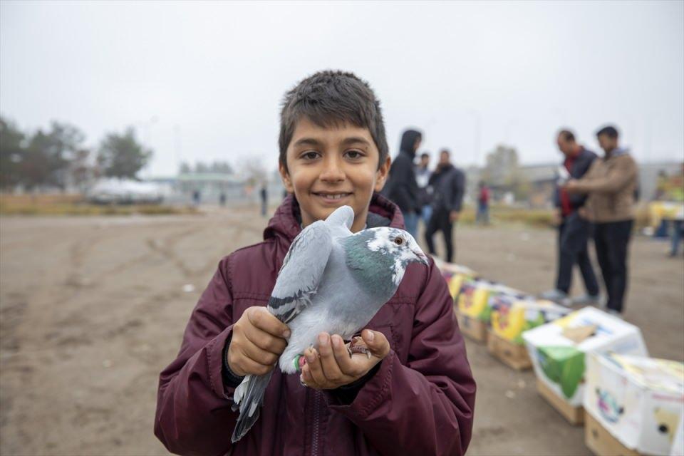 <p>Diyarbakır'da güvercin oteli işletmecisi Mehmet Batmaz tarafından organize edilen etkinliğe güvercin besleyicileri, merkez Yenişehir ilçesi Mardin kara yolundaki ilçe otogarı mevkisinde bir araya geldi.</p>

<p> </p>
