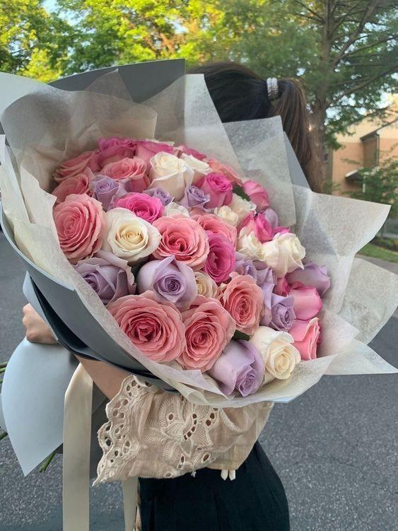 <p><span style="color:#800080"><strong>Sana hayat diyemem, sen ondan da güzelsin. Sana bahar diyemem dört mevsimde sen varsın.</strong></span></p>