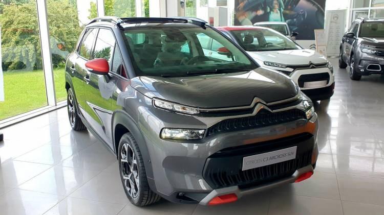 <p>C-ELYSEE FEEL 1.5 BlueHDi 100 HP S&S 6 İleri Manuel - <strong> 266 bin 500 TL</strong></p>

<p>C3 AIRCROSS SUV Fell 1.2 PureTech 130 HP S&S EAT6 Tam Otomatik - <strong>360 bin TL</strong></p>
