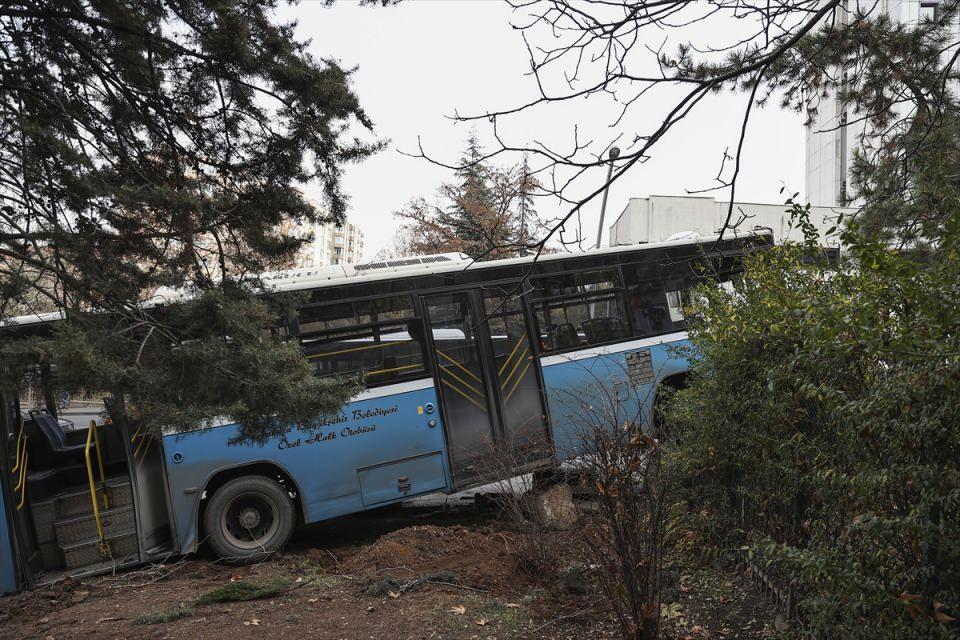 <p>Otobüs ve durakta bekleyen yolcuların yara almadan kurtulduğu kazada, hasar meydana geldi.</p>

<p>​</p>
