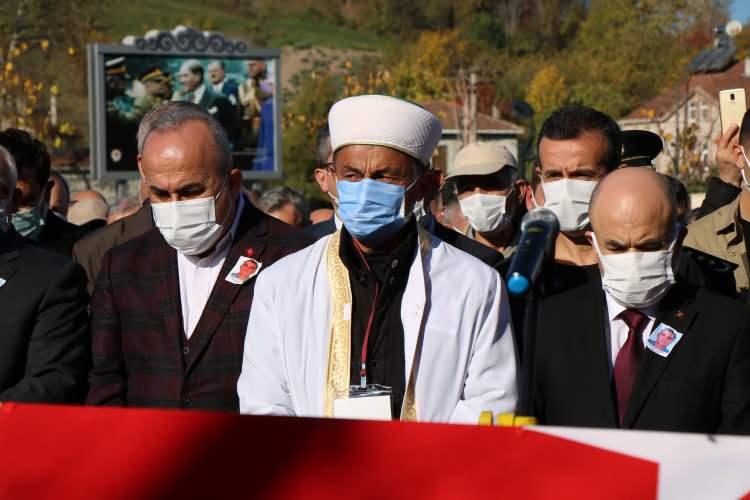 <p> İzni aldıktan sonra cübbesini ve sarığını giyen baba İlyas Ceylan, oğlunun cenaze namazını kıldırdı. </p>