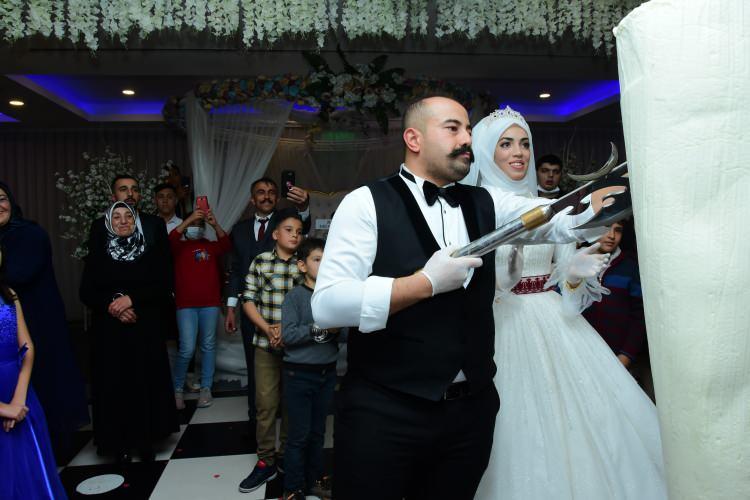 <p>Türkiye’nin farklı bölgelerinde yaklaşık 15 yıldır dondurmacılık yapan Yakup Ceren, hayatını Ayşen Tuana Ceren ile birleştirerek dünya evine girdi.<br />
</p>
