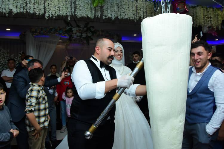 <p>Çiftin düzenlediği düğün töreninde davetliler sürprizle karşılaştı. Dondurmacı damat salona getirilen 70 kilogramlık dondurmayı önce baltayla kesti, daha sonra kestiği dondurmayı geline ikram etti.<br />
 </p>
