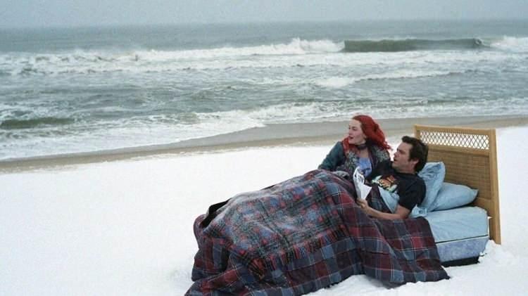 <p>ETERNAL SUNSHINE OF THE SPOTLESS MIND</p>

<p>Jim Carrey ve Kate Winslet'ın yer aldığı 2006 yapımı 'Sil Baştan' (Eternal Sunshine of the Spotless Mind' filminde de benzer bir konu işlenmişti.</p>

<p> </p>

<p>Filmde, iki yıl boyunca beraber olduğu sevgilisi Clementine'den (Kate Winslet) oldukça şaşırtıcı bir haber alan Joel Barish (Jim Carrey), bir teknolojik deneye katılan sevgilisine ilişkilerini tamamen hafızasından silinmeden hatırlatmaya çalışıyordu.</p>
