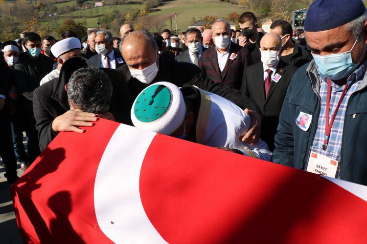 <p>Baba Ceylan helallik istedikten sonra oğlunun tabutuna sarılarak gözyaşı döktü.</p>