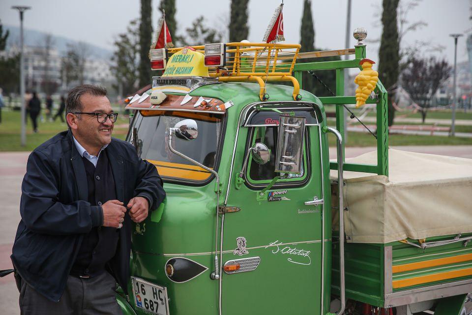 <p>Erol Çakmak, AA muhabirine, bu araca merakının çocukluğundan geldiğini anlatırken, "Triportör sahibi amcaya 'Beni gezdirir misin?' dedim, o da beni tersleyerek 'Gezdiremem işim var' deyince ağırıma gitti. </p>
