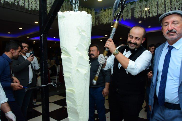 <p>Kayserili gelin Ayşen Tuana Ceren ise, "Pastalar sürekli klasik olduğundan dolayı böyle bir şey yapmak istedik. Ben de Kayserili olduğum için pek görmediğimizden dolayı benim akrabalarım da tanıklık etti çok da güzel oldu" dedi.</p>
