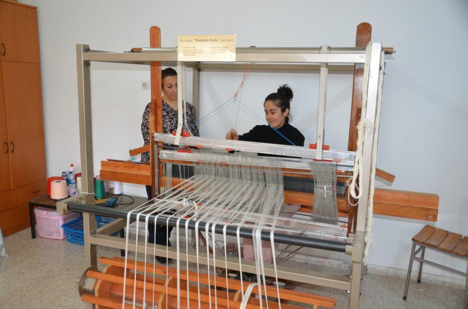 <p>İbradı'nın Ormana mahallesinde geçmişi 300 yılı bulan yöresel dokumacılığın günümüzde de yaşatılması için Halk Eğitim Merkezi Müdürlüğünce kurs düzenlendi. Kursa katılan kadınlar tarafından günümüzdeki başörtüsü yanında peştamal, masa örtüsü, perde gibi ürünler de üretiliyor. Kadınlar bir taraftan kurs görürken, bir taraftan da siparişler alarak aile ekonomisine katkı sağlıyorlar.</p>

<p> </p>
