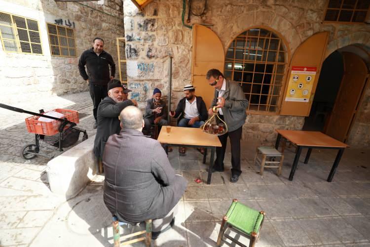 <p>Bedran Kahvehanesinin bir zamanlar El-Halil kentinin toplanma noktası olarak kullanıldığını vurgulayan Telbişi, El-Halil halkının hasta ziyaretleri, anlaşmazlıklara çözüm bulmaları ve düğün gibi etkinlikleri yıllarca burada yaptıklarına işaret etti.</p>
