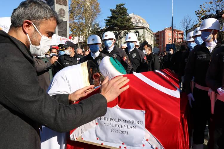 <p>Cenazeye ayrıca AK Parti Genel Başkan Yardımcısı ve Samsun Milletvekili Çiğdem Karaaslan, AK Parti Samsun Milletvekili Orhan Kırcalı, Samsun Büyükşehir Belediye Başkanı Mustafa Demir, Samsun İl Emniyet Müdürü Dr. Ömer Urhal, protokol üyeleri, aile yakınları ve Alaçamlı hemşehrileri katıldı.</p>