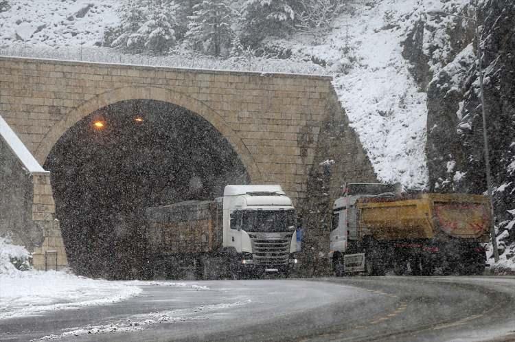 <p>Bu arada, güzergahta etkili olan yoğun sis nedeniyle zaman zaman trafikte aksamalar yaşanıyor.</p>