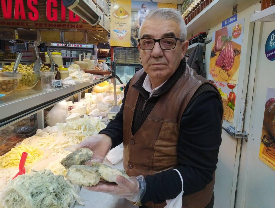 <p>Bu peyniri parçalarlar ve özel odalarda küflendirirler. Kış dönemlerinde hastalıklara çok faydalıdır. Antibiyotik ve penisilin yerine geçer. </p>