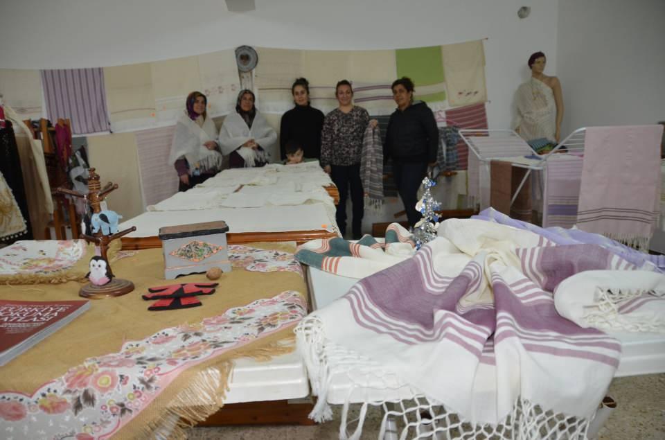 <p><strong>“Meşakkatli bir iş”</strong><br />
<br />
Dokuma işinin meşakkatli bir iş olduğunu ancak kursiyerlerin para kazandıkça kendilerine hedef koyduklarını ve emeklerinin karşılığını almak istediklerini söyleyen Canbaş " Eskiden Ormana’ da her evin altında dokuma tezgahları çalışırmış. Eskiden kadınlar bunları çarşaf, iç giyim, gelinlik kızlara çeyiz olarak, hatta damatlara iç gömlek olarak kullanırlarmış. Devam ettirmeye çalıştığımız bu kültürü yansıtan glamık dokuma yani ipek dokuma ile de eskiden hanımlar bunu başlarına örterek bütün vücudu kapatan bir örtü ile sokağa öyle çıkarlarmış.</p>
