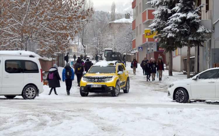 <p>Yağışla beyaza bürünen kentteki tarihi yapıların karla kaplanması güzel görüntüler oluşturdu.</p>
