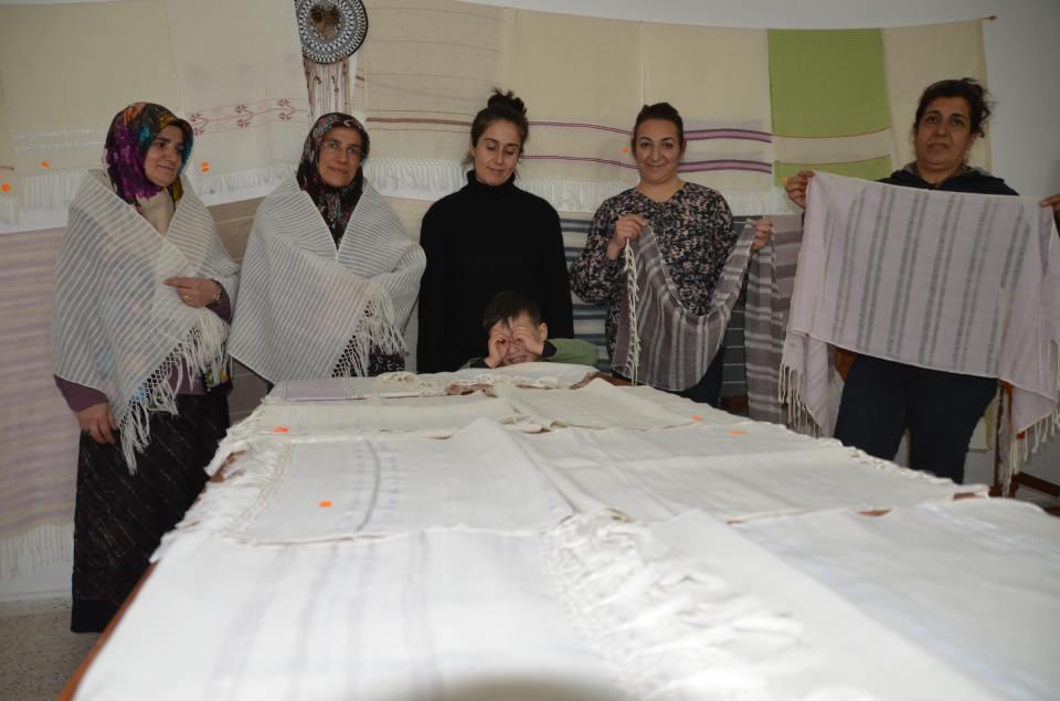 <p>Yöre kadınları, geleneksel başörtüsü yanında aynı yöntemle bugün peştamal, masa örtüsü, perde gibi ürünler de dokuyor</p>
