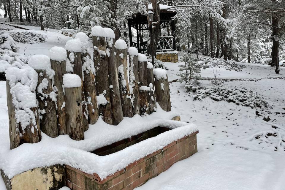 <p>Doğu Karadeniz Bölgesi'nin dikkat çeken turizm merkezlerinden birisi olan Limni Gölü Tabiat Parkı'nın eşsiz doğası ve manzarasıyla yerli ve yabancı turistlerin tercih ettiği mekanlardan olduğunu kaydeden tesis işletmecilerinden Mustafa Eroğlu, kar yağışıyla birlikte hem Limni Gölü'nün manzarasının hem seyir teraslarının hem de geliş ve dönüş yolunda Zigana Dağı'ndan izlenen manzaranın eşsiz güzellikte olduğunu söyledi. </p>
