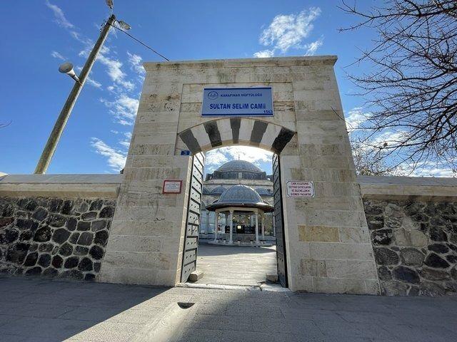 <p>Kaymakam Oğuz Cem Murat da tarihi caminin mimarisi açısından önemli ve nadide eserlerden olduğuna işaret ederek, "Bugün de bizi heyecanlandıran bir gelişme. Müftü ve arkadaşlarımızın yaptığı çalışmada caminin arşivinde çok kıymetli bir eser bulundu. Bu Kur'an-ı Kerim'de, 'Sultan Selim Han'ın Karapınar şehrine vakfiyesidir' diye not düşülmüş. Bu 1500'lü yıllara tekabül ediyor" diye konuştu.</p>

<p> </p>
