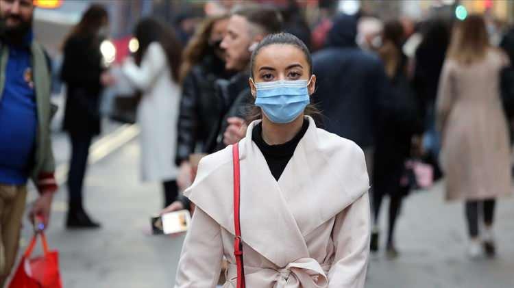 <p>İngiltere’de Cambridge Üniversitesi tarafından yapılan yeni bir araştırmaya göre pandeminin başından bu yana Türkiye dahil pek çok ülkede uygulanan sosyal mesafe kuralı, maske takılmadığında anlamsız. Araştırmacılar, Covid-19’lu maskesiz bir kişinin, açık havada bile iki metreden koronavirüsü başkasına bulaştırabileceğini ortaya koydu. Bilim insanları, kış aylarına girerken aşılanmayla birlikte, maske ve sosyal mesafe uygulamalarının brilikte uygulanmasına dikkat çekti.</p>
