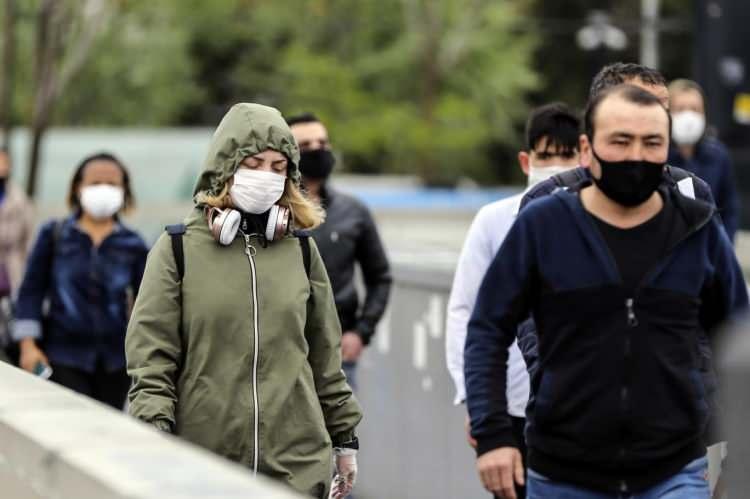 <p>Diğer taraftan, dünyadaki hemen hemen her ülkenin maske kullanımını zorunlu tutmasına veya teşvik etmesine rağmen, maskelerin Covid-19 bulaşmasını azaltmada ne kadar etkili olduğu konusunda şiddetli bilimsel tartışmalar oldu.</p>
<p> </p>