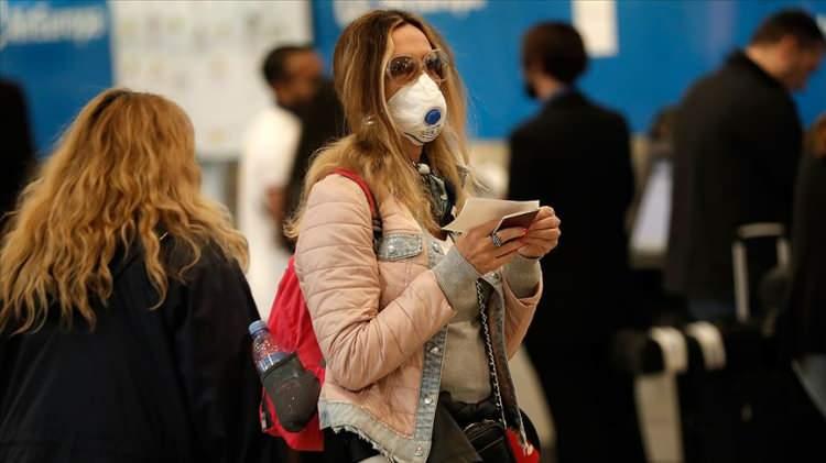 <p>Uzmanlar, maskelerin koruma etkinliğinin, giyilen maskenin türü ve giyiliş şekli ile yakından bağlı olduğunu vurguladı. Tıbbi sınıf kaplamalarla üretilen maskerlerin, kumaş veya cerrahi maskelerden çok daha iyi olduğunu vurgulayan bilim insanları, insanların maske takarken burnunu kapatmalarının da önemine değindi.</p>
<p> </p>