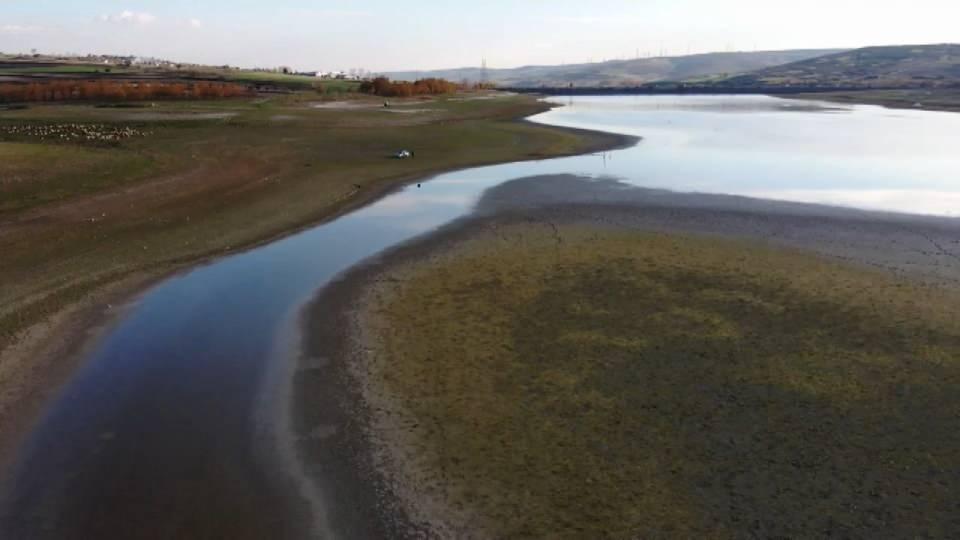 <p>Kuraklıkla karşı karşıya kalan ve adeta dereye dönen baraj, drone ile havadan görüntülendi. </p>
