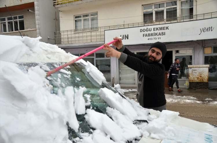 <p>Kent sakinleri, sabah saatlerinde arabalarının üzerinde ve iş yerlerinin önünde biriken karları temizledi.</p>