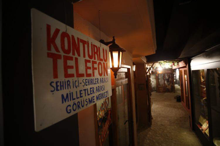 <p>Ziyaretçilerin kent müzesinde yapılan tarihi yolculuğa fonda çalan Osmanlı Padişahı Sultan Abdulaziz'in besteleriyle çıktığını belirten Tütüncü, en büyük hayallerinden biri olan kent müzesini Antalyalılarla buluşturduğu için çok mutlu olduğunu dile getirdi.</p>