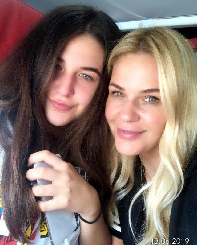 <p><span style="color:#000080"><strong>Güzelliğiyle hayran bırakan Duru Kınay annesini bile gölgede bıraktı. Duru'nun annesine benzerliği dikkatlerden kaçmadı.</strong></span></p>