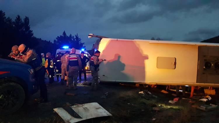 <p>Erzincan'ın Refahiye ilçesinde, yolcu otobüsünün kontrolden çıkıp, devrilmesi sonucu 4’ü ağır 22 kişi yaralandı.</p>
