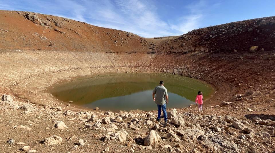<p>Keban Baraj Gölü'ne 8 yaşındaki kızıyla tekneyle balık avına çıkan Vahdet Gündüz, ilçenin 6 kilometre güneydoğusundaki Tunceli kıyısında daha önce balık avladıkları alanda suların çekildiğini gördü.</p>
<p> </p>