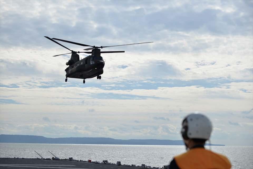 <p>Tatbikatta CH-47 Chinook helikopteri ve hücum gemisi JDS Kunisaki de yer aldı.</p>