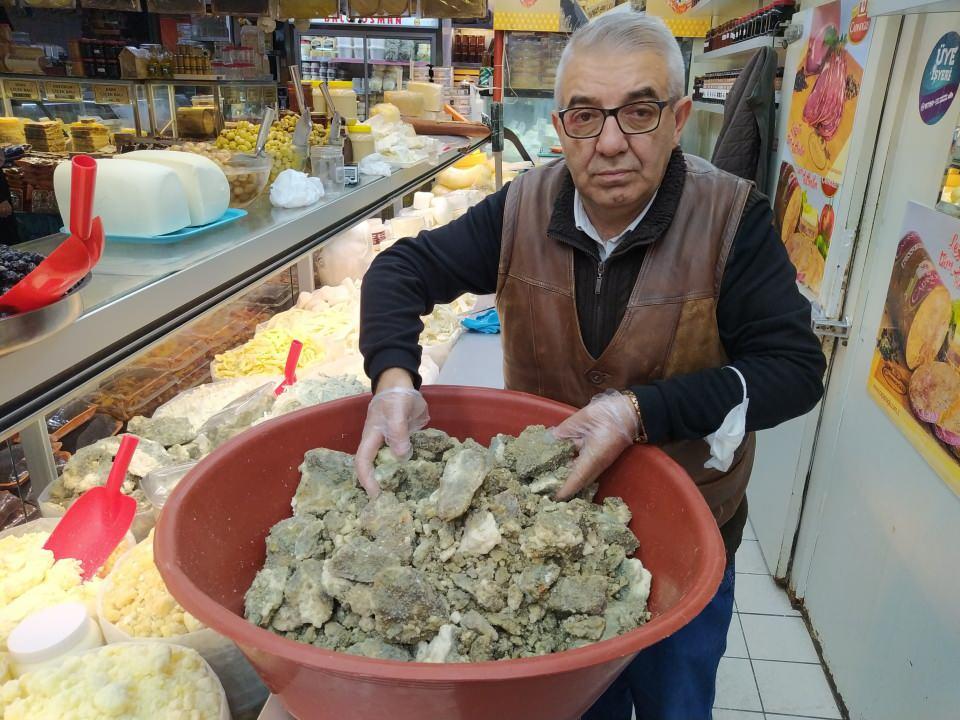 <p>Bursa'da tarihî Tuz Pazarı’ndaki dükkânında 30 yıldır peynir satan Osman Duydu, küflü peynirin penisilin gibi güçlü bir antibiyotik olduğunu söyledi. </p>
