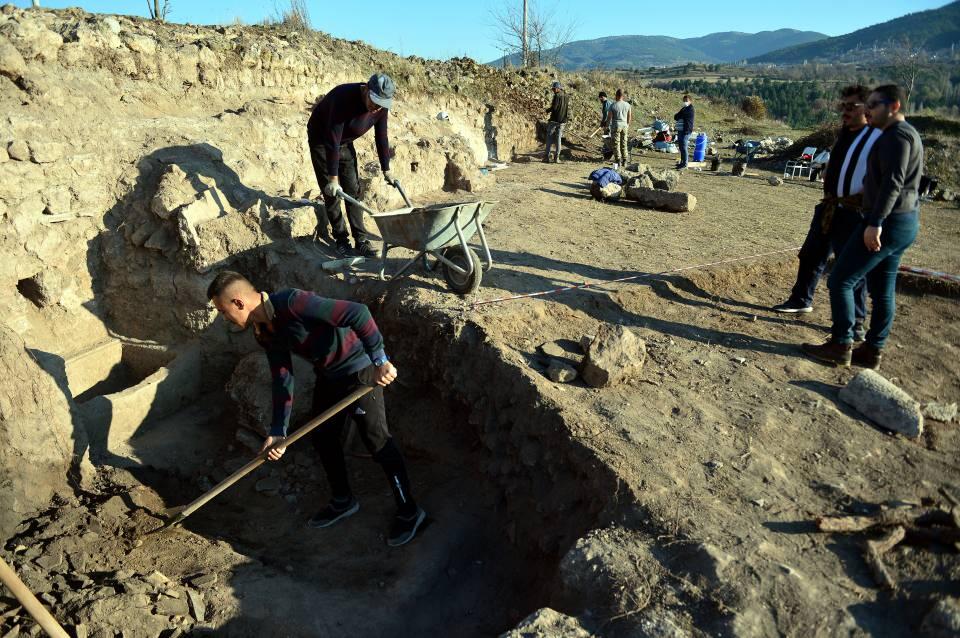<p>Çelikbaş, "Batı Karadeniz'in iç bölgelerinin tarihi henüz tam olarak aydınlatılmış değil. Yaptığımız çalışmalarla bölgenin tarihini aydınlatmaya devam ediyoruz. Kazılarımızda bölgede Roma İmparatorluğu'nun varlığını gösteren önemli verilere ulaştık. Bu maske de bir Roma askerine ait. Roma süvarisine ait bir yüz maskesi, bir miğfer parçası." ifadelerini kullandı.</p>

<p> </p>

