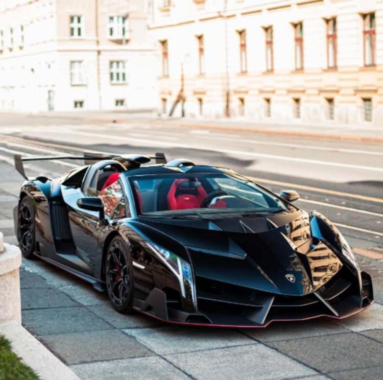 <p><strong>9. LAMBORGHİNİ VENENO ROADSTER</strong></p>
<p> </p>
<p>4.5 MİLYON DOLAR</p>
