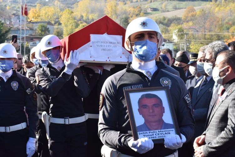 <p>Şehidin cenazesi, Alaçam Merkez Sadi Bey Camisi'nde kılınan cenaze namazının ardından Göçkün Mahalle Mezarlığına defnedildi.</p>