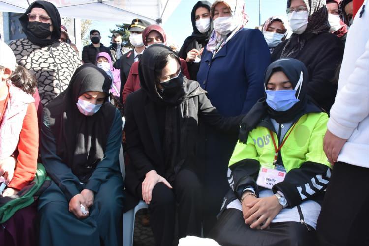 <p>Cenazede, Şehit Polis Memuru Yusuf Ceylan’ın eşi Havva, annesi Hamide, kızları Elif Sena, Eslem ve Melih Nare Ceylan da gözyaşlarına hakim olamadı. </p>