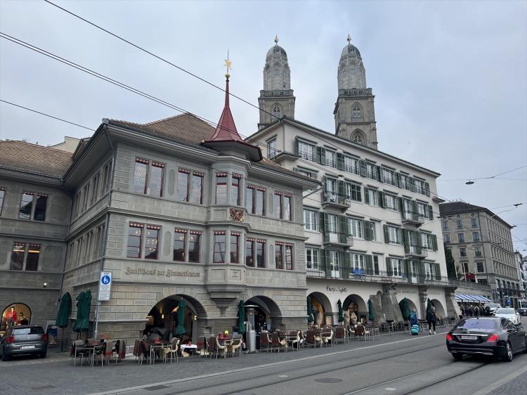 <p>İsviçre'nin en büyük şehirlerinden biri olan Zürih, gerek doğal güzellikleri gerekse tarihi ve mimari yapısıyla turistlerin çok sık ziyaret ettiği şehirlerin başında geliyor.</p>

