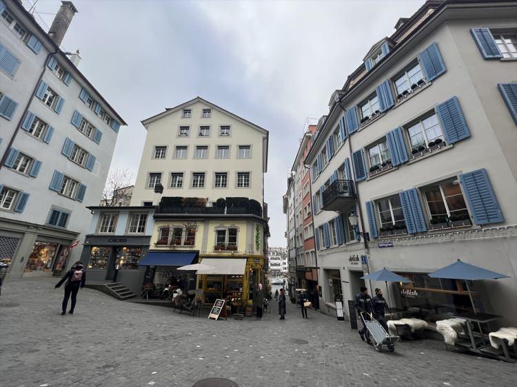 <p>"Altstadt" olarak isimlendirilen eski kent merkezi tarihi yapılarıyla dikkat çekerken, "Bahnhofstrasse" ise dünyanın en pahalı ve seçkin alışveriş bulvarlarından biri olarak biliniyor.</p>
