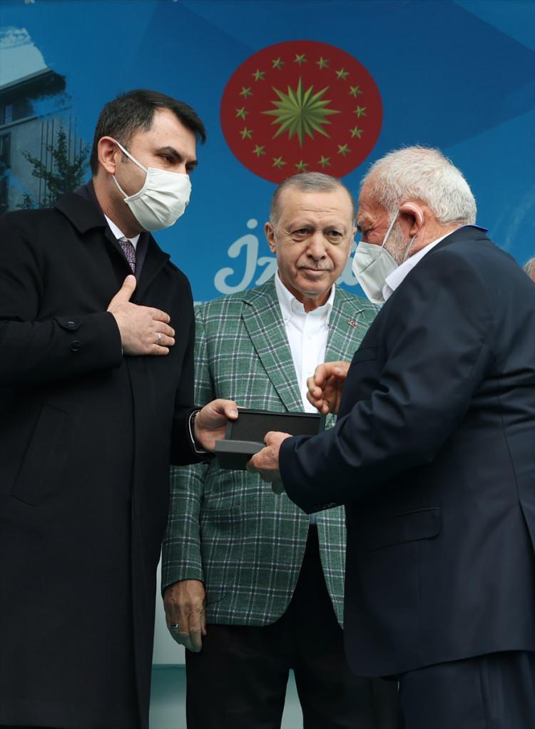 <p>Cumhurbaşkanı Recep Tayyip Erdoğan ve Çevre, Şehircilik ve İklim Değişikliği Bakanı Murat Kurum hak sahiplerine evlerinin anahtarlarını teslim etti.</p>
