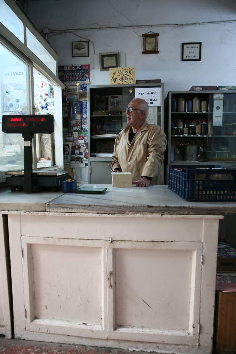 <p>İzmir'in tarihi semtlerinden Basmane'de 93 yıldır hizmet veren helvacı, müşterileri geçmişte yolculuğa çıkarıyor.</p>

