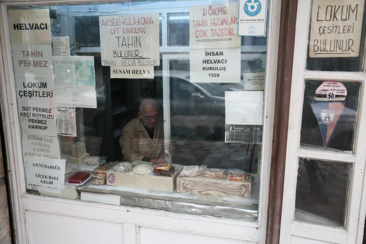 <p>Dükkan, helva, tahin, lokum gibi ürünleri almak isteyenlerin yanı sıra eski İzmir'i özleyen, nostalji arayan çok sayıda müşteriyi kendisine çekiyor.</p>

<p> </p>
