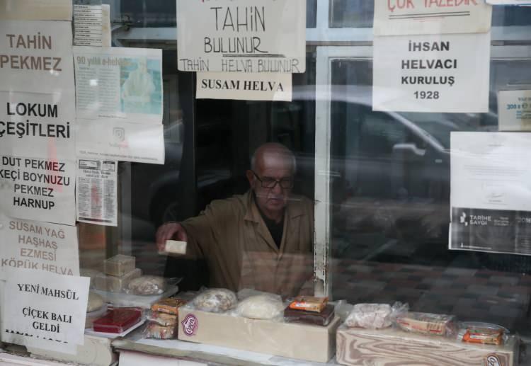 <p>İhsan Helvacı, AA muhabirine yaptığı açıklamada, Basmane'deki en eski iş yerlerinden biri olan dükkanı, geçmişe sadık kalarak işletmeyi sürdürdüklerini söyledi.</p>
<p> </p>