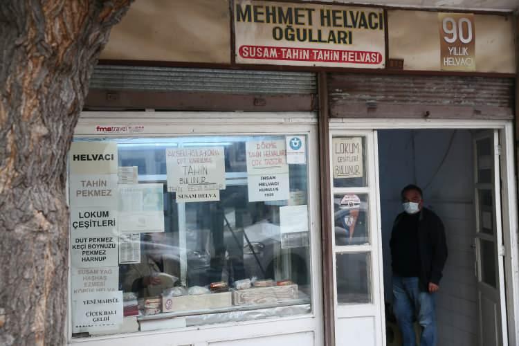 <p>Ürünlerin de eski yöntemlere sadık kalınarak yapıldığını dile getiren Helvacı, genç neslin daha fazla helva ve tahin tüketmesi gerektiğini, bu ürünlerin gelişim çağındaki çocukların sağlığına faydasının bilimsel olarak da açıklandığını anlattı.</p>

<p> </p>
