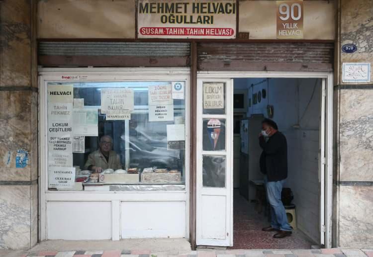 <p>Helvacılığın genelde ata mesleği olarak yapıldığına işaret eden Helvacı, "3 kardeş baba mesleğini devam ettirdik. İmalatımız buradaydı fakat burası sit alanı ilan edildiği için ruhsat verilmedi, Akhisar’a taşıdık. Bu işin içinde doğduğum için büyük bir zevkle, özveriyle yapıyorum, hayatım burada geçiyor." dedi.</p>

<p> </p>
