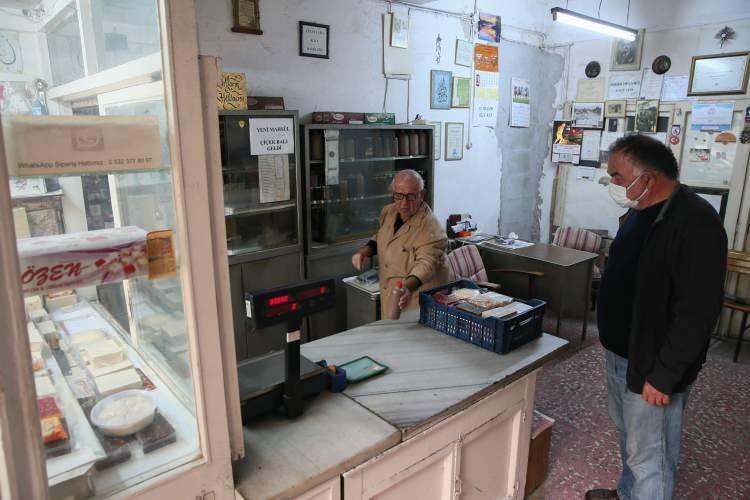 <p>"Dükkanımızda 65-70 yıldır her şey yerli yerinde duruyor. Hiç değiştirmeyi düşünmedik. Burada tezgah 70 yıllık, üzerindeki mermer 93 yıllık, sandalye ve masalar 65-70 yıllık, vitrin 65 yıldır aynı. Yani burası adeta bir müze gibi. Belediyeden geldiler, 'Sakın bozmayın burayı.' dediler. Benimle tanışmak isteyenler, buranın fotoğraflarını çekmeye geliyor ve alışveriş yapıyor. Bazıları da buraya hatıralarını canlandırmak için geliyor. Hepsi 75-80 yaş üstü. Diyorlar ki 'Çocukluğumuz, gençliğimiz Basmane'de geçti. Biz babamız, annemizle gelirdik. Siz yine aynı helvacı mısınız?' Artık ticaret sanal aleme geçti, herkes internetle alışveriş yapıyor. Yeğenim de o işe bakıyor. Bu dükkan artık bir müze gibi olduğu için burayı görmeye gelen çok oluyor. Eski dostlar geldikçe seviniyorum ve bu şekilde gitmesini de çok istiyorum."</p>
<p> </p>