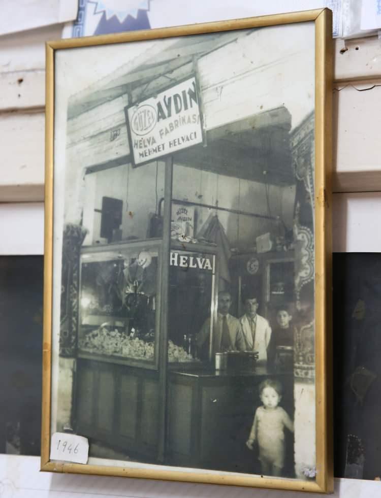 <p>Müşterilerden 58 yaşındaki Hüsnü Öner de çocukluğu ve gençliğinin Basmane'de geçtiğini, 20 yıl önce semtten ayrılmasına rağmen alışveriş için bu dükkana gelmeye devam ettiğini, anılarını yaşadığı için kendisini huzurlu hissettiğini söyledi.</p>

<p> </p>

