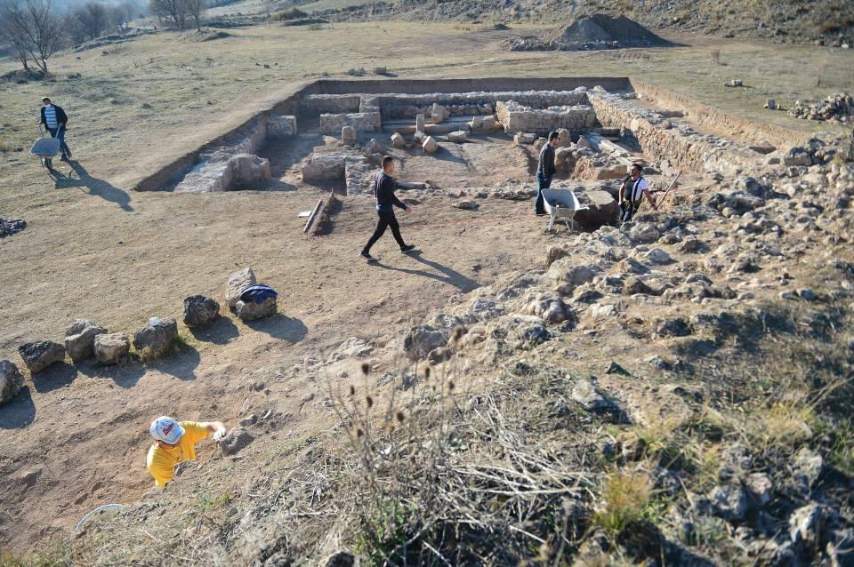 <p>Bu savunma amaçlı askeri kentlerinden birinin de Hadrianaupolis olduğunu düşünüyoruz. Maske parçası imparatorluk dönemine ait. Çok büyük ihtimalle de benzer örneklerine ve tabakalandırma tarihine baktığımızda 3. yüzyıla ait." bilgisini verdi.</p>
