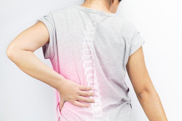 <p><span style="color:#000000"><strong>Kadınlarda oluşan menopoz sonrası iki yıl içinde osteoporoz sıklığı kadınlar ve erkeklerde benzerdir.<br />
Kemik sağlığı için; yeterli protein, dengeli ve doğal besinler beslenmede yer almalıdır. Ayrıca kalsiyum, D vitamini ve fosfor yeterli miktarda alınmalıdır. Uzmanlara göre egzersiz ve uyku ise oldukça önemli.</strong></span></p>